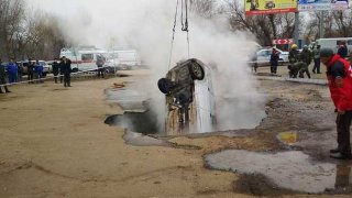 (คลิป)โครตสยอง!!!!ชายรถตกหลุมน้ำร้อนโดนลวกตายทั้งเป็น ตะโกนกรีดร้อง!! แต่ไม่มีใครช่วยได้