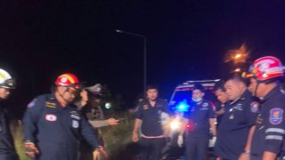 รถเก๋งพลิกคว่ำแล้วเกิดเพลิงไหม้บาดเจ็บ 1 ราย และเสียชีวิต 3 ราย