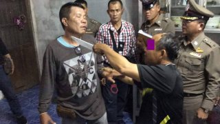 รวบแล้วมือมีด แทงฆ่าปาดคอพ่อเฒ่าวัย77 ที่แท้เป็นพ่อค้าขายหมูปิ้ง คนข้างบ้าน