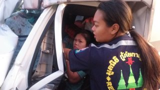 รถกระบะชนท้ายรถสิบล้อ