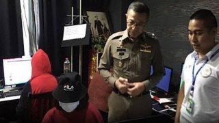 ตำรวจ บุกคอนโดทลายเว็บพนันออนไลน์