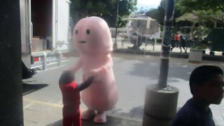 ตัวมาสคอตที่ใช้รณรงค์ป้องกัน HIV ในเม็กซิโกถูกแบนจากท้องถนน เพราะก่อ 'มลภาวะทางสายตา'!!