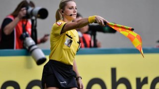 กรรมการผู้ตัดสินกีฬาฟุตบอลสาวสวย