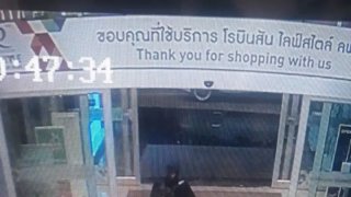 ด่วน !! คนร้ายปล้นร้านทอง โรบินสันลพบุรี ใช้ปืนพกยิง เสียชีวิตแล้ว 3 คน มีเด็กด้วย