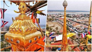 ภาพหาชมยาก!! ยอดพระธาตุพนมที่มีฉัตรทองคำ 5 ชั้นหนัก 16 กิโล บัวตูมประดับเพชรสวยงามรวม 200 เม็ด