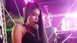 ฝีมือสุดยอดมาก คลิปสาวปอกมะละกอพร้อมกับร้องเพลงไปด้วย