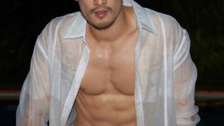 แซ่บ ดิว เดอะสตาร์ แก้ผ้าถ่ายแบบสระว่ายน้ำ