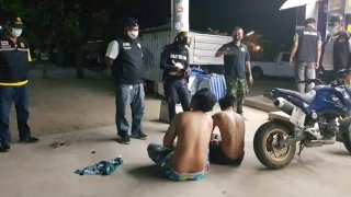 2 หนุ่มเมา...!!ฝ่าฝืนเคอร์ฟิวออกหาซื้อเหล้าร้านสะดวกซื้อเจอตำรวจยังควักจู๋โชว์ท้าตรวจฉี่