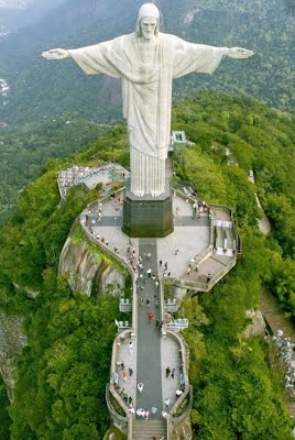รูปปั้นพระเยซูคริสต์ หรือคริสต์ รีดีมเมอร์ บนยอดเขาในนครริโอ เดอ จาเนโร ของบราซิล