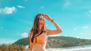 อุ้ม ลักขณา&rdquo; สาดความแซ่บไม่มียั้ง! โพสท่าท้าแดดร้อนๆ ในชุดเกาะอกตัวจิ๋ว