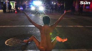 สาวนิรนามเปลือยกายประท้วงที่พอร์ตแลนด์