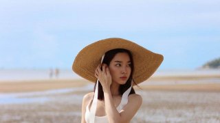 ยอมชุดนาง!! "โม มนชนก" กับชุดเดินเล่นริมทะเล ยิ่งมองยิ่งน่ารักปนความเซ็กซี่