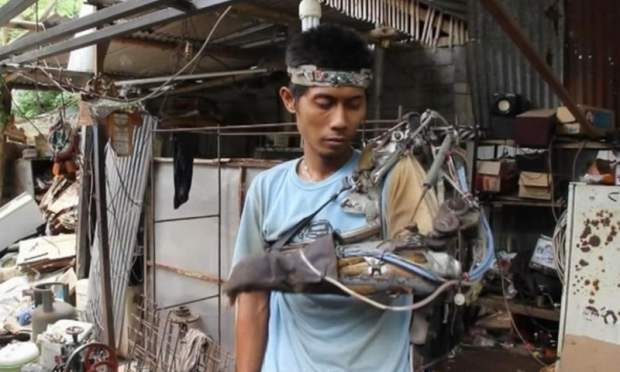 สุดยอดมาก! หนุ่มช่างเชื่อมป่วยอัมพาต สร้างแขนกลไบโอนิก (Bionic) ที่สามารถใช้งานได้จริงๆ