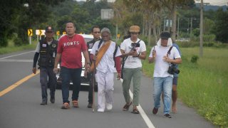 ลุงนักบุญเดินเท้า 1,300 กม. จากพังงา มากราบหลวงปู่สรวง ที่วัดไพรพัฒนา ใช้เวลา 1 เดือน 20 วัน เท้าแตกพุพอง มีชาวพุทธบริจาคเงินคับคั่ง