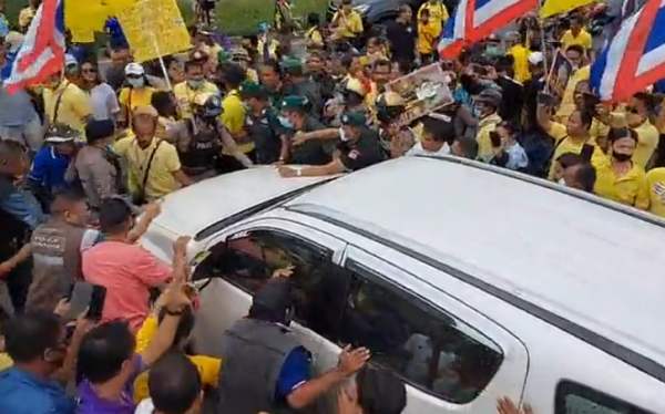 ชุลมุน กลุ่มคนเสื้อเหลือง เมืองคอน ล้อมรถขับไล่รถในคณะของนายธนาธร