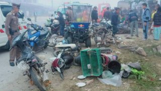 แม่ค้าขายอาหารทะเลหลับใน ขับรถพุ่งข้ามเลน หน้าตลาดสดทุ่งโห้งเจ็บ 11 ราย รถเสียหายนับ 10 คัน (มีคลิป)