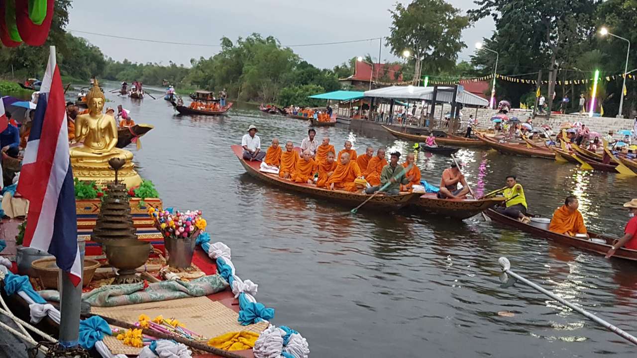 ประเพณีชักพระเล่นเพลงตักบาตรกลางน้ำท่ามกลางสายฝนคึกคัก