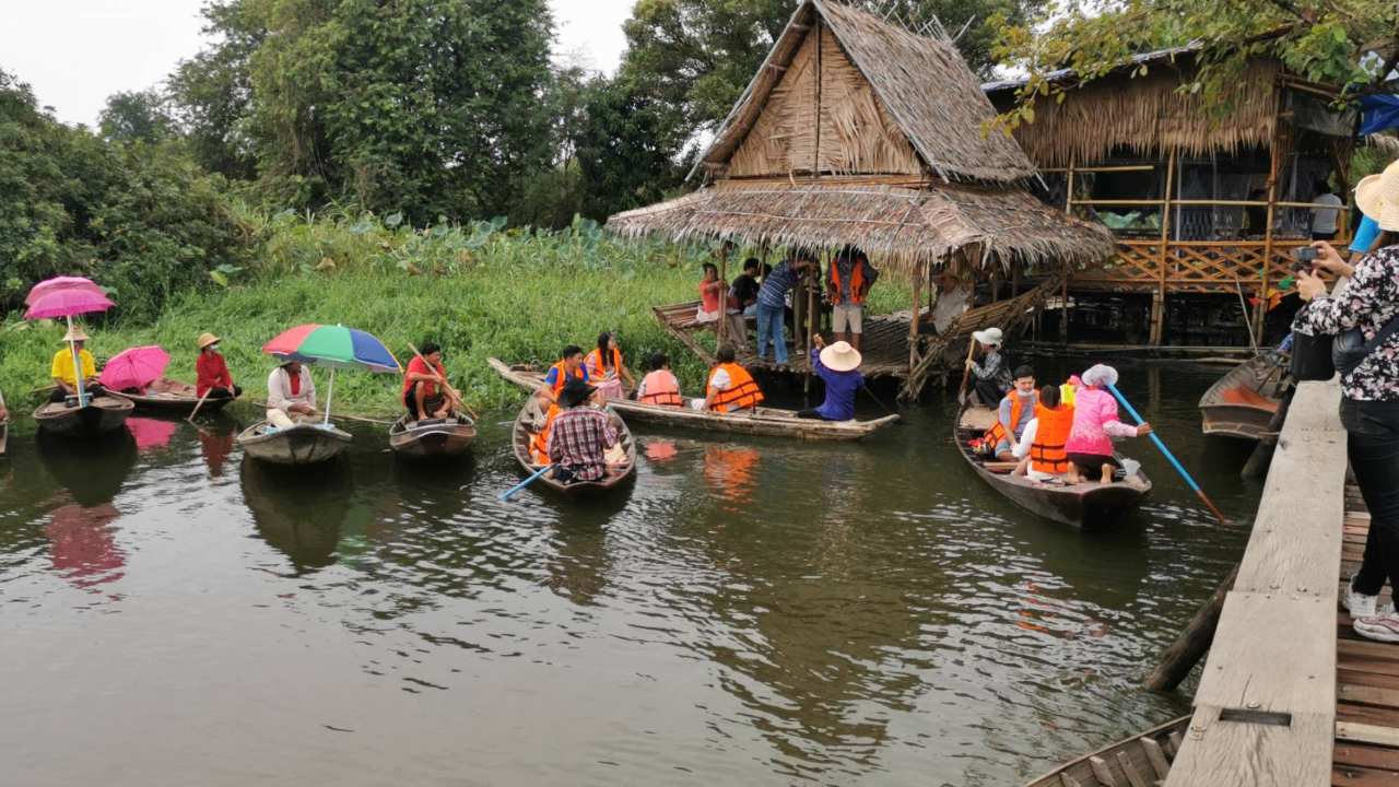 วันหยุดนักท่องเที่ยวแห่ลงเรือแจวชมสุ่มปลายักษ์สะพานไม้ 100 ปี