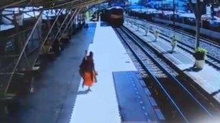 ระทึก! พระกระโดด นั่งพนมมือขวางรถไฟ พร้อมสวดคาถา จนท.ห้ามไม่ทัน ถูกรถไฟทับร่างแหลก