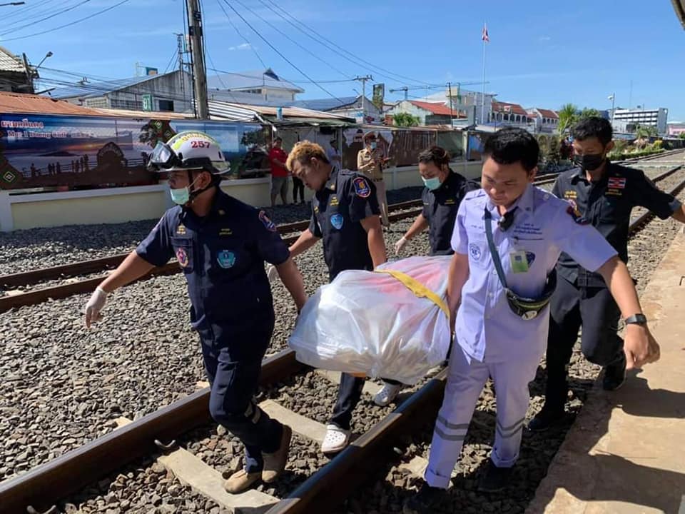 ระทึก! พระกระโดด นั่งพนมมือขวางรถไฟ พร้อมสวดคาถา จนท.ห้ามไม่ทัน ถูกรถไฟทับร่างแหลก