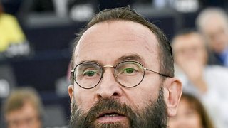 นักการเมืองชาวฮังการีสังกัดพรรคต่อต้าน LGBT ถูกจับในงานปาร์ตี้เซ็กส์หมู่เกย์ซะเอง