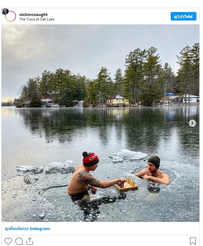 หนุ่มสองคนเล่นหมากรุก ในทะเลสาบน้ำแข็ง