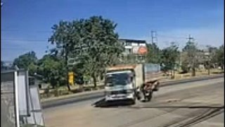 ใครผิด!!! บรรทุกพ่วง 18 ล้อ กับ จยย.