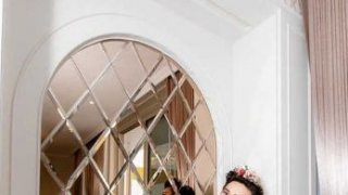 ส่องดี ๆ เอ๊ะ.. ไม่เหมือนในกระจกนี่นา ชาวเน็ตที่จับโป๊ะได้ พี่เอที่โพสท่าอยู่กับพี่เอในกระจกใช่คนเดียวกันหรือเปล่า ? ซึ่งพี่เอก็รีบมาตอบทันควันว่า "ตาดีเชียว เป็นแฝดมุตากับมุนินทร์"5555#พี่เอ