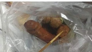 หนุ่มหิวจัดไปซื้อไส้กรอกมากิน..พอเปิดดูเท่านั้นแหละ ชัดเลย