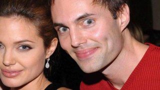 แองเจลินา โจลี ใกล้ชิดกับพี่ชายของเธอมาก ถึงขนาดกอดและจูบ!!