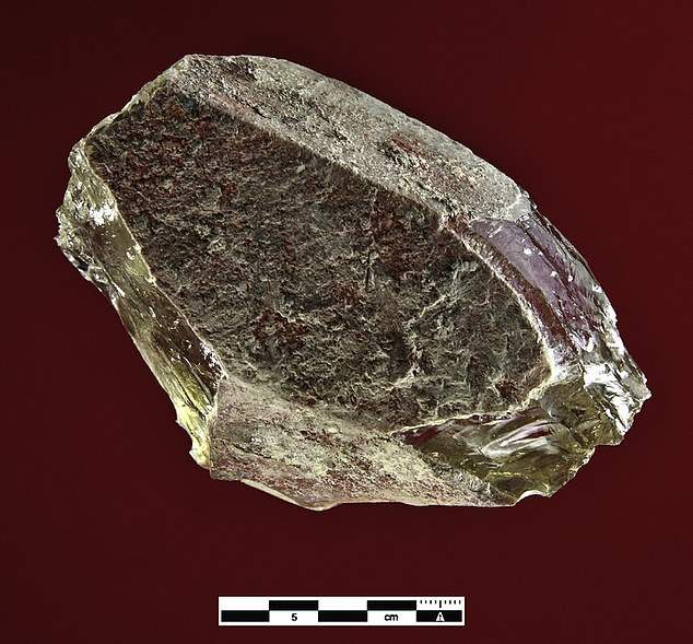 ค้นพบ 'กริชคริสตัลโบราณ' อายุ 5,000 ปี ในหลุมฝังศพคนชั้นสูงของสเปน