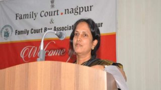 ลูบคลำไม่ถอดเสื้อผ้า ถือว่าไม่ได้ล่วงละเมิดทางเพศ