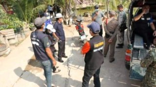 โคตรน่าอาย! บุกจับวงพนัน เจอทั้งตำรวจ ครู เทศบาล ล้อมวงกันเมามัน