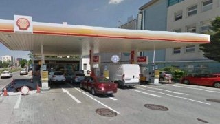 โจรบุกปล้นปั๊มน้ำมัน ติดกับหญิงโผล่มีเซ็กซ์ "ถ่วงเวลา" จนตำรวจมาจับได้ทัน!