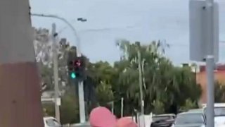 พบคนในชุด "กระจู๋" เดินข้างถนน พ่นน้ำไปมา ชักจะอึดเกินไปแล้ว ปล่อยน้ำเยอะสุดๆ