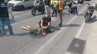 หญิงสาวใช้บริการแกร็บวินใส่กระโปรงโชคร้ายกระโปรงเข้าไปติดในล้อหลังดึงร่างหัวฟาดพื้นได้รับบาดเจ็บ