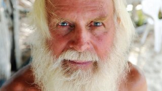 สภาพล่าสุด เศรษฐีพันล้าน อาศัยอยู่กับตุ๊กตายาง บนเกาะร้าง