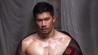 "ยีนส์" คอสหนุ่มสุดแซ่บ โชว์ดาบใหญ่ยาว จนสาวๆเสียวคอ