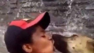 แทบอ้วก! ชาวเน็ตแห่แชร์คลิป สาวดูดปากกับสุนัขแบบขั้นสุด