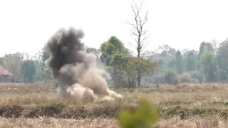 สลด หนุ่มทำระเบิดเตรียมล้างแค้น พลาดทำแตกใส่ร่างเละ หมาคาบไปแทะ