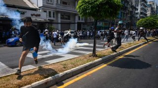 ตำรวจเมียนมายิงกระสุนจริงใส่ผู้ชุมนุมแล้ววันนี้!!