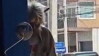 สาวร้อง คนบ้ายืนควัก "หนอนจิ๋ว" โชว์หน้าบ้าน