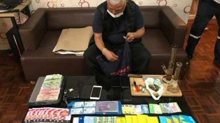 บุกรวบ!! 4 โจ๋ คาคอนโดหรูเมืองนนท์ ลักลอบเปิดเว็บไซต์แทงสล็อต พบเงินหมุนกว่า 12 ล้าน