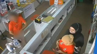 หนุ่มหื่น ชักว้าวโชว์ ไม่มีใครสนใจ วิ่งบุกเข้ามาในร้าน ทำสาวแตกกระจาย