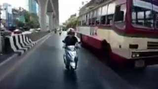 สุดสลด!! สาวขับมอไซค์ ถูกรถเมล์ทับสมองเละ (คลิป)