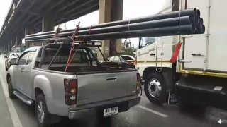 หวิดดับ ! กระบะเบรกกะทันหัน ท่อเหล็กยาว 5 เมตรพุ่งเสียบเก๋งคันหน้า เฉี่ยวหัวคนขับ