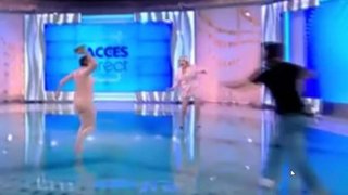 ช็อก!! หญิงเปลือยบุกห้องส่ง โจมตีพิธีกรสาว ขณะจัดรายการ(มีคลิป)