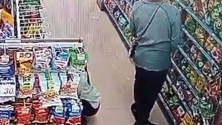 หนุ่มโรคจิต ควักเจ้าโลกมาถูก้น พนง.หญิง กลางเซเว่น (มีคลิป)