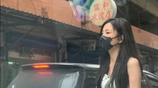 ฮือฮา สาวขายดอกไม้กลางถนน สวยทะลุแมสก์ จนไม่อยากให้ไฟเขียว