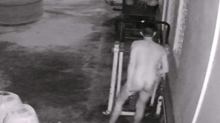 แม่ลูกผวา โรคจิตแก้ผ้า เดินชักว่าวรอบบ้าน ทิ้งคราบอสุจิให้ดูต่างหน้า (มีคลิป)